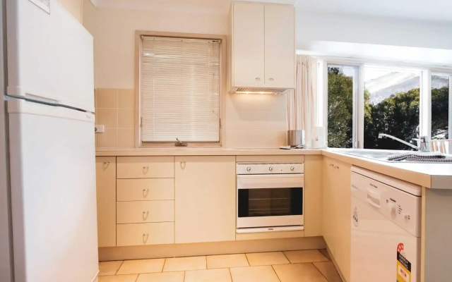 Lhotsky 1 Bedroom apartment with tranquil outlook and onsite parking