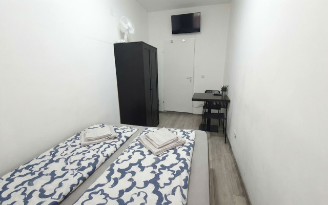 15 Min to Vienna Center - Affordable & Simple 5BR Apt with WIFI