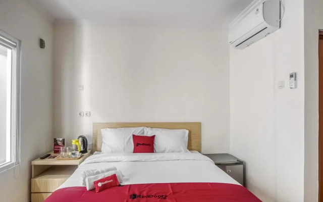 RedDoorz Plus Syariah near Pondok Cabe Airport