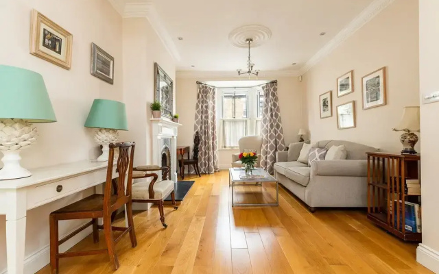 JOIVY Stunning 3 bed House Close to Westfield
