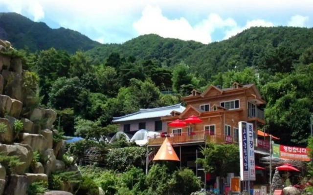 Sacheon Baegunimeomuneungot Pension