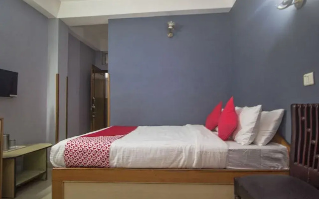 OYO 16041 Hotel Golden Moments
