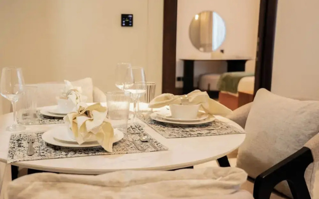 Cozy 1BR With Canal Views Full Amenities