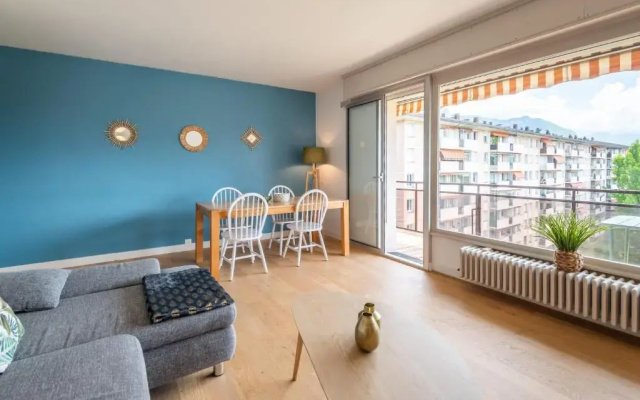 Spacious T3 apartment with a balcony near the old town