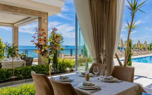 Onyx Beach Residence