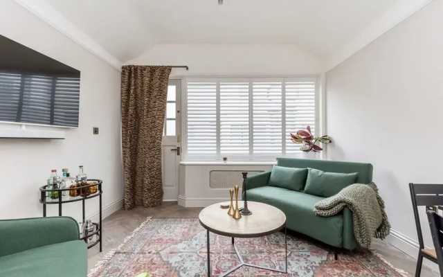 The Oak Rooms   By Huluki Sussex Stays