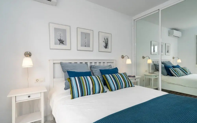 Bright Apartment with Sea View and Terrace Ref 53