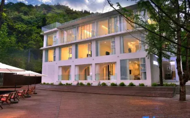 Shanjian Youmingyue Private Hot Spring Homestay (Dujiangyan)