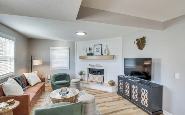 Stylish Home < 1 Mi to Dtwn Olathe: Dogs Welcome!