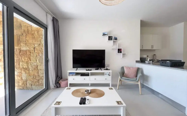 Xuru Stays I Lagoonfront Easy 1bdr @ Swan Lake El Gouna