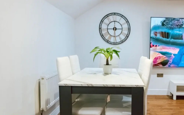 Remarkable, Penthouse - 3-bed Apartment in Purley