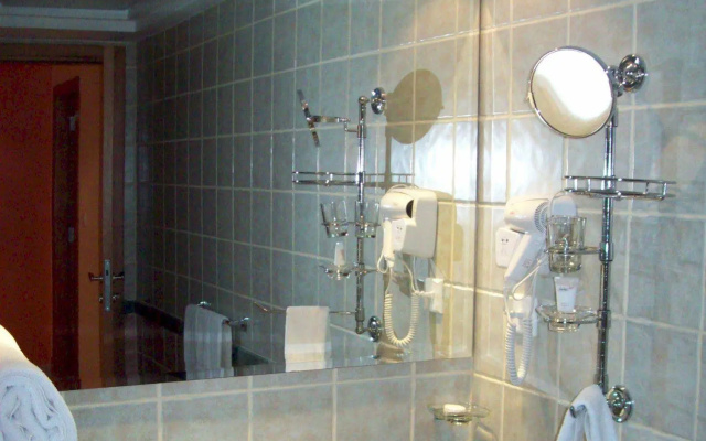 Avail Grand Hotel & Suites