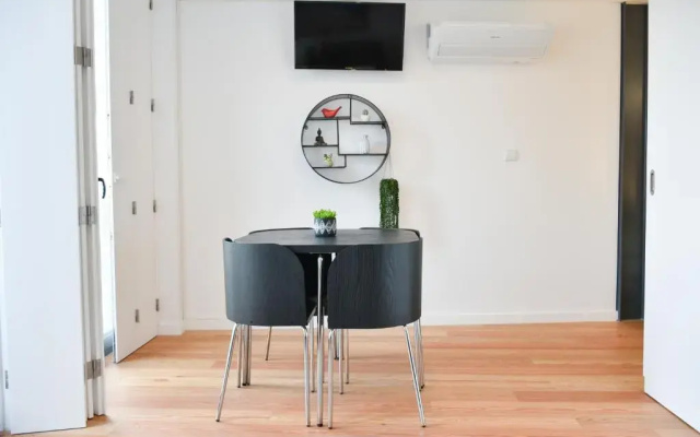 Comfortable&Central w/balcony-9 min walk Trindade