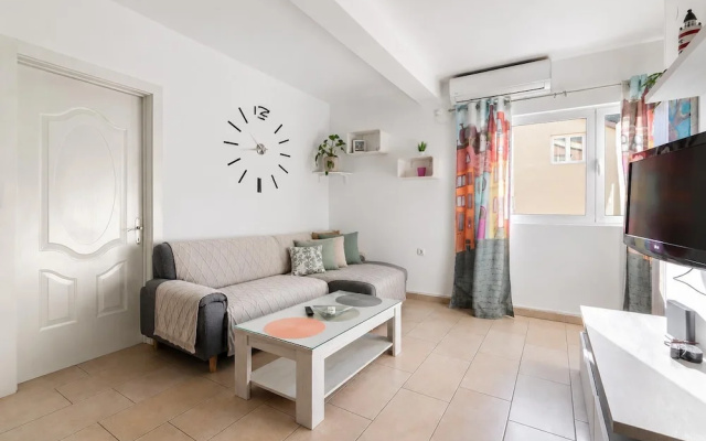 Modern Seaside Apartment With Balcony - Erika