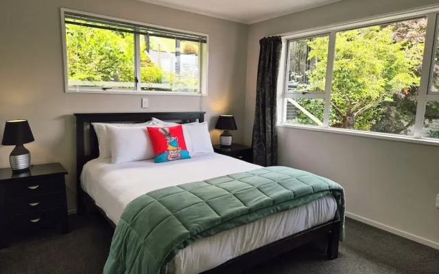 Ocean & Mountain Views 3-bedroom Home