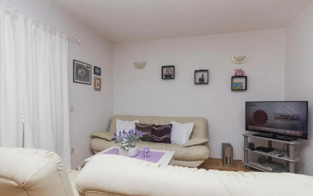 Apartment and room Marin Makarska