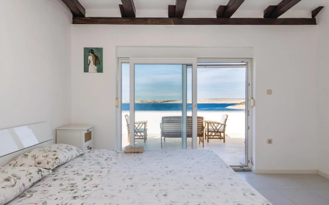 Beautiful apartment in Jablanac w/ 2 Bedrooms