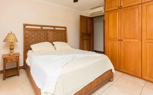 Ocean View Condo - Few minute walk to the beach and restaurants