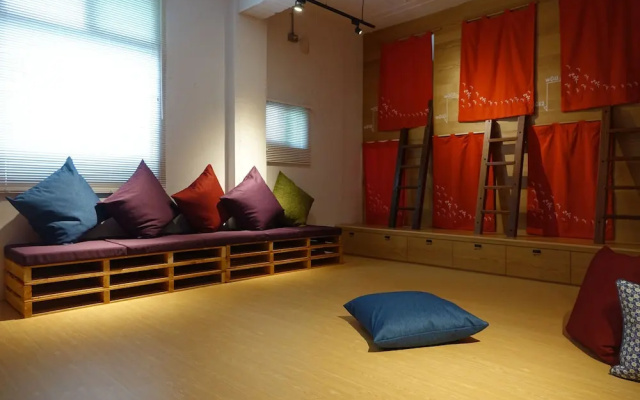 CaoJi Book inn Hostel