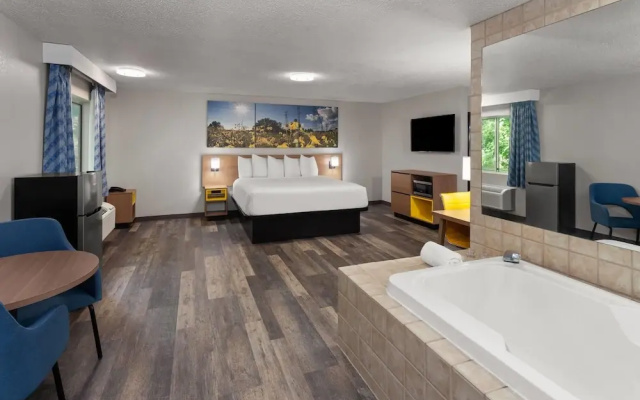 Days Inn & Suites By Wyndham Kaukauna Wi