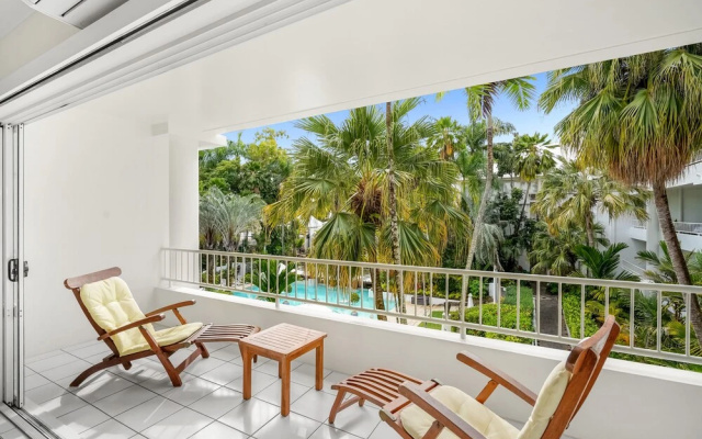 Poolside Apt in Alamanda Beachfront 77
