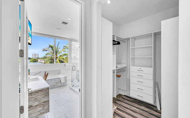 Miami Stunning Waterfront Villa Escape