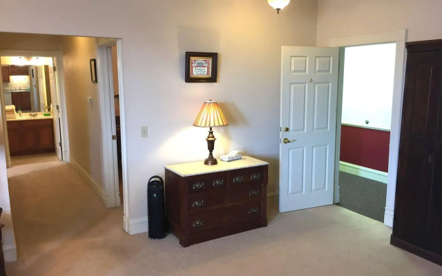 Hermann Crown Suites