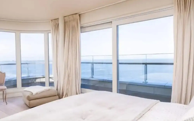 Stunning Penthouse With Free Parking and sea View