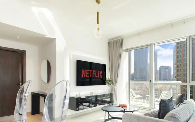 LUX  The Stunning Fountain View Suite