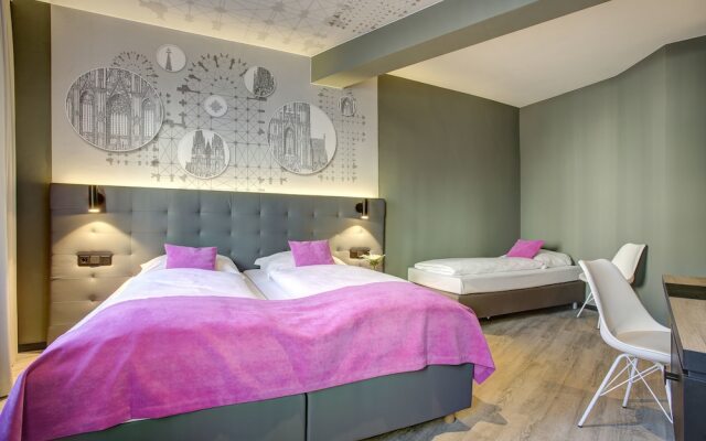 Отель Boutique 003 Koln am DOM Кёльн комната для гостей