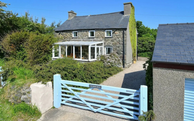 Charming holiday home in Aberdaron with Private Garden