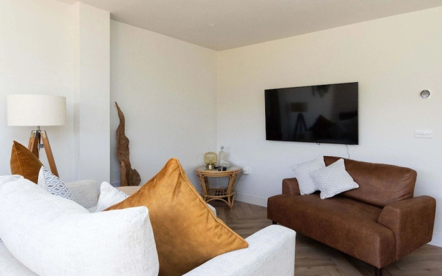 Stylish Coastal 3BD Bungalow With Garden