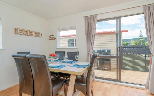 Beach House on Hetherington - Whangamata Holiday Home