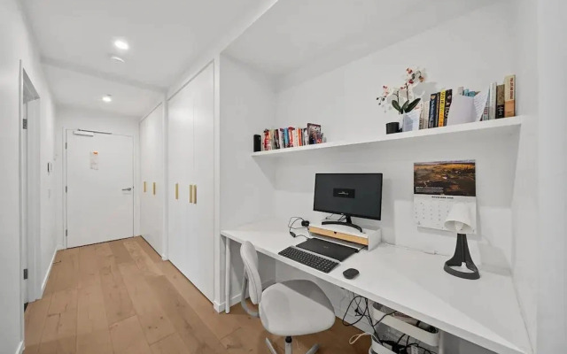 Bright Unit With Secure Parking and Garden Access