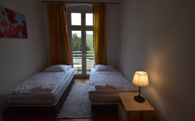 Отель Tolstov-Hotels Big 2 Room City Apartment Германия, Дюссельдорф - отзывы, цены и фото номеров - забронировать отель Tolstov-Hotels Big 2 Room City Apartment онлайн комната для гостей