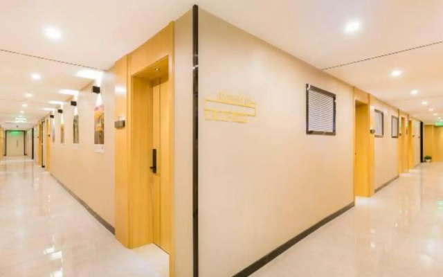 Super 8 Collection Hotel (Beijing Zhongguancun Dazhongsi Subway Station)