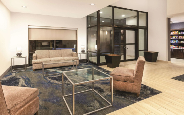 La Quinta Inn & Suites by Wyndham Philadelphia Airport