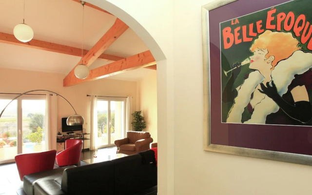 Charming Villa in Escales With Jacuzzi