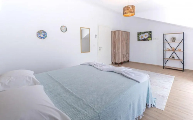Central Villa Near Sea With Balcony in Fethiye