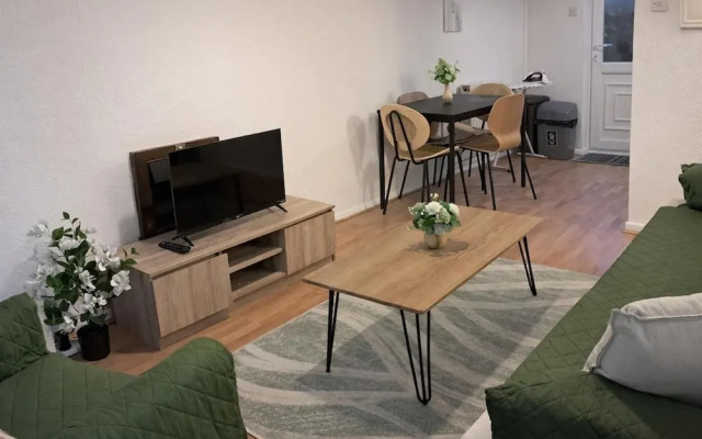 2 Bed Home - Parking for 2, Wifi & Garden