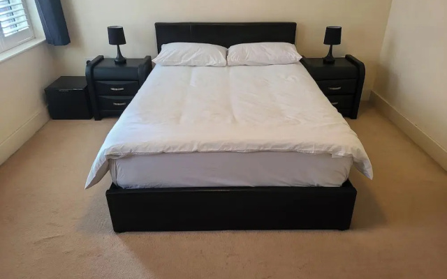 1 Bed Flat - Sleeps 4 - Parking - Wifi