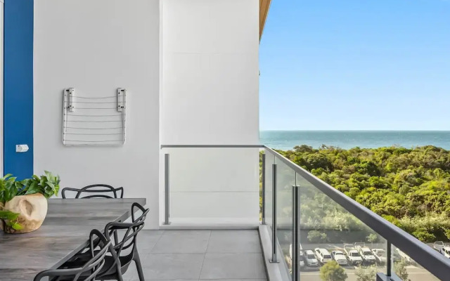 Waterfront 2-bed Oasis - Pool, Steam, Jacuzzi, Gym