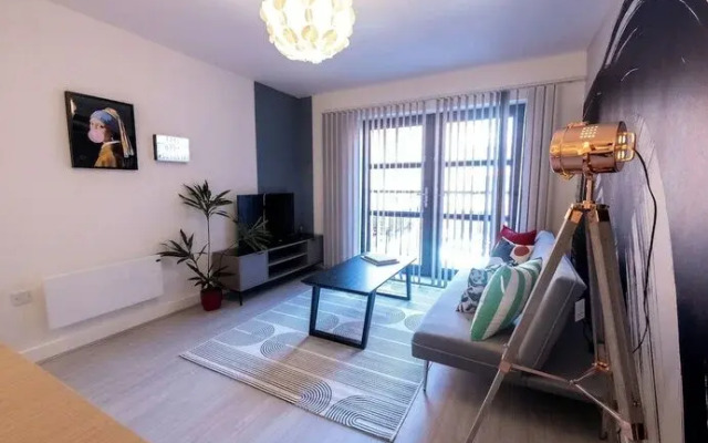 Pristine 1 and 2 bedroom apartments near business district, walking distance to city centre, free internet & complimentary parking by Sojo Stay