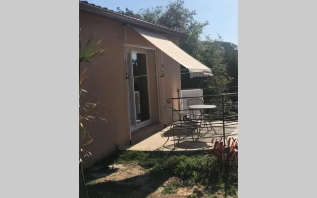 Logement attenant à une villa T2 avec terrasse .