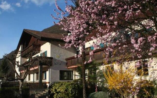 Отель Pension Sonnheim Гаргаццоне вид на фасад
