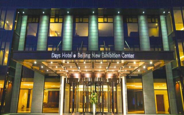 Отель Ramada by Wyndham Beijing Airport вид на фасад