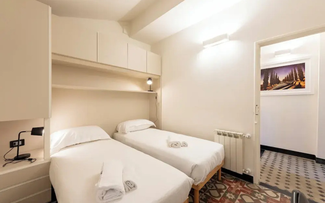 Bright 2BR flat moments from the beach