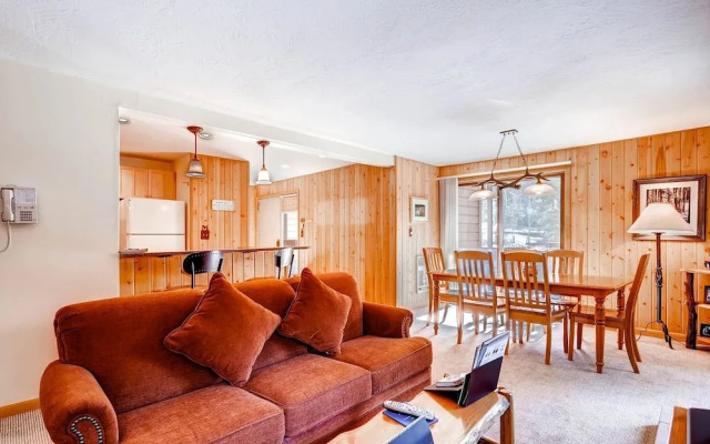 Perfect Mountain Retreat/3br -fireplace, Kids Ski Free 3 Bedroom Condo by RedAwning