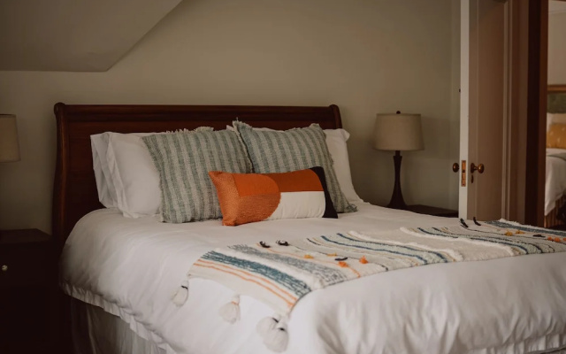 Hill Road Manor Bed & Breakfast