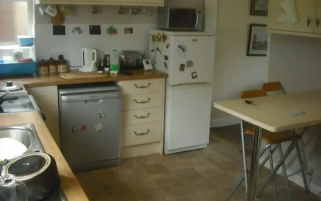 Room-large Home in Prime Location for al